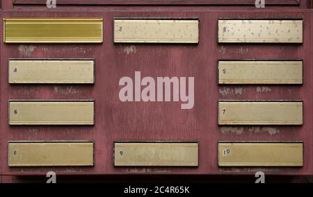 Scatole di lettere in metallo con rivestimento in metallo numerato su sfondo di legno con spazio per la copia Foto Stock