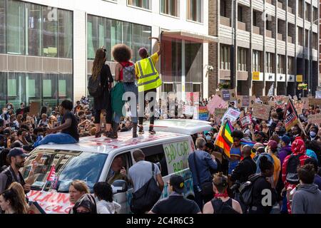 La gente balla sul tetto di un furgone tra una folla durante una dimostrazione Black Lives Matter, Londra, 20 giugno 2020 Foto Stock