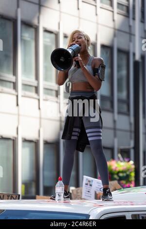 Una donna con un megafono si trova sul tetto di un furgone durante una dimostrazione Black Lives Matter, Londra, 20 giugno 2020 Foto Stock