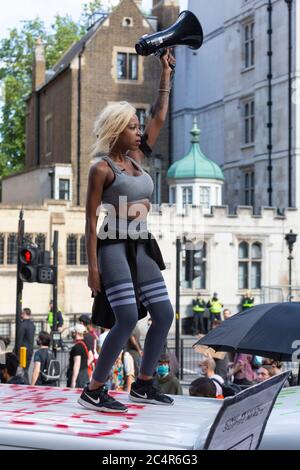 Una donna con un megafono si trova sul tetto di un furgone durante una dimostrazione Black Lives Matter, Londra, 20 giugno 2020 Foto Stock