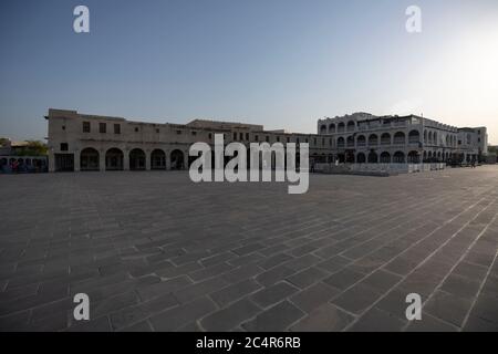 Souq Waqif ancora vuoto sulla scia delle autorità che attuano la seconda fase di alleggerire le restrizioni intese a prevenire la diffusione del coronavirus, con solo poche persone a piedi per le strade del Souq. La seconda fase di apertura vedrà ristoranti, musei, gallerie d'arte, spiagge aperte ai visitatori con limitazioni e capacità limitata, come i casi COVID-19 nel paese continuano a scendere con l'economia locale ancora in sofferenza gli effetti della pandemia Foto Stock