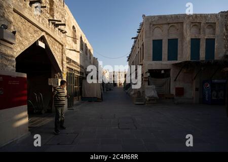 Souq Waqif ancora vuoto sulla scia delle autorità che attuano la seconda fase di alleggerire le restrizioni intese a prevenire la diffusione del coronavirus, con solo poche persone a piedi per le strade del Souq. La seconda fase di apertura vedrà ristoranti, musei, gallerie d'arte, spiagge aperte ai visitatori con limitazioni e capacità limitata, come i casi COVID-19 nel paese continuano a scendere con l'economia locale ancora in sofferenza gli effetti della pandemia Foto Stock