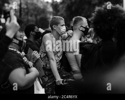 Londra, Regno Unito. 27 Giugno 2020. Una protesta pacifica per la questione Black Trans Lives si svolge nel centro di Londra. Credit: Yousef al Nasser/Alamy Live News Foto Stock