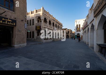 Souq Waqif ancora vuoto sulla scia delle autorità che attuano la seconda fase di alleggerire le restrizioni intese a prevenire la diffusione del coronavirus, con solo poche persone a piedi per le strade del Souq. La seconda fase di apertura vedrà ristoranti, musei, gallerie d'arte, spiagge aperte ai visitatori con limitazioni e capacità limitata, come i casi COVID-19 nel paese continuano a scendere con l'economia locale ancora in sofferenza gli effetti della pandemia Foto Stock