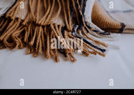 Plaid a maglia impilata con frangia. Foto Stock