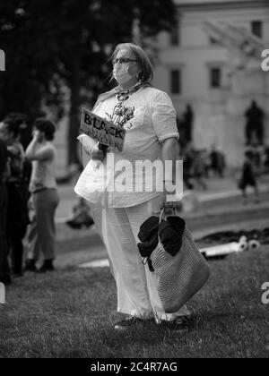 Londra, Regno Unito. 27 Giugno 2020. Una protesta pacifica per la questione Black Trans Lives si svolge nel centro di Londra. Credit: Yousef al Nasser/Alamy Live News Foto Stock