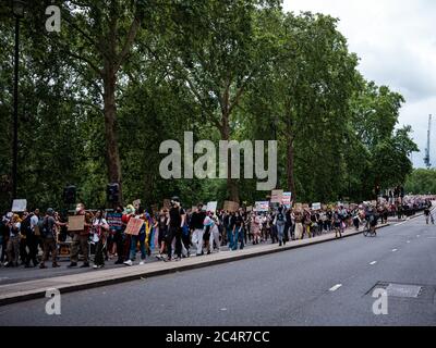 Londra, Regno Unito. 27 Giugno 2020. Una protesta pacifica per la questione Black Trans Lives si svolge nel centro di Londra. Credit: Yousef al Nasser/Alamy Live News Foto Stock