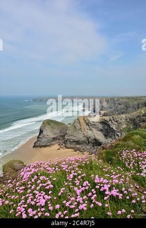 Vista dalla scogliera Bedruthan Steps durante la bassa marea in Cornovaglia, Regno Unito Foto Stock