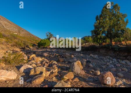 Strada nel fiume secco Torotoro, Parque Nacional Tototoro, Parco Nazionale Torotoro, departimento Potosí, Villaggio di Torotoro, Bolivia, America Latina Foto Stock