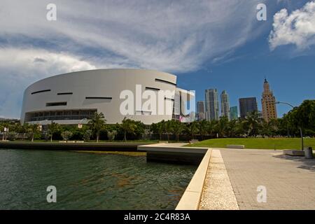 American Airlines Arena e skyline del centro di Miami, Miami, Florida, USA Foto Stock