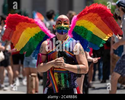 New York, New York, Stati Uniti. 28 Giugno 2020. New York, New York, USA: Un uomo indossa le ali dell'arcobaleno e celebra il 50° anniversario della marcia di orgoglio di New York durante una marcia di liberazione del Queer a sostegno della materia Black Lives e contro la brutalità della polizia a Foley Square. Credit: Corine Sciboz/ZUMA Wire/Alamy Live News Foto Stock