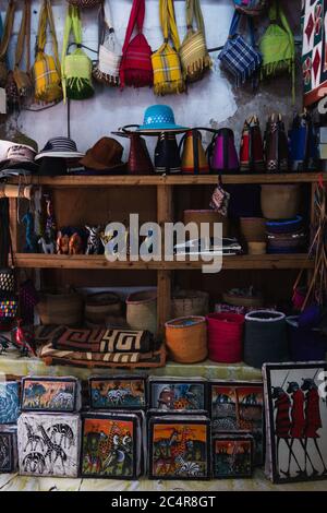 All'interno di un negozio di souvenir a Stone Town, Zanzibar, Tanzania Foto Stock