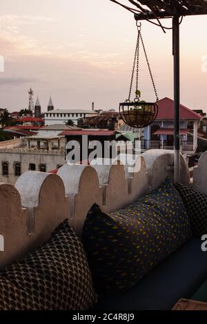 Vista del tramonto da un bar sul tetto a Stone Town, Zanzibar in Tanzania Foto Stock
