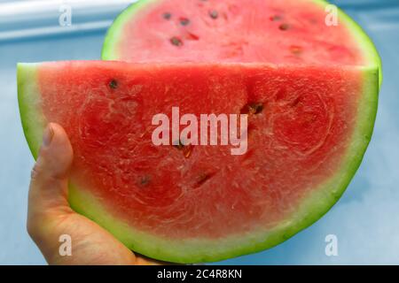 Cocomero con grandi fette rosse Foto Stock