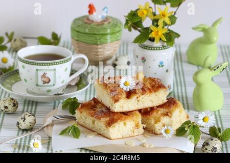 decorazione della tavola di pasqua con torta al burro Foto Stock