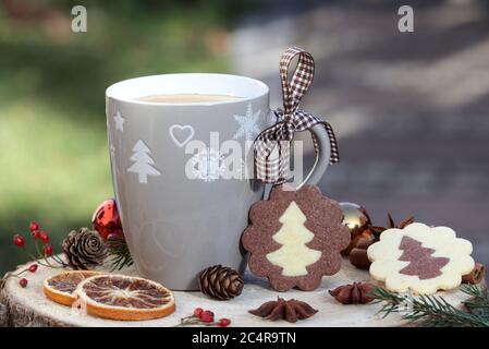 biscotti bianchi neri da forno natalizi con tazza di caffè Foto Stock