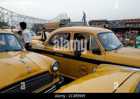 Coda di taxi fuori dalla stazione ferroviaria di Haora. Foto Stock