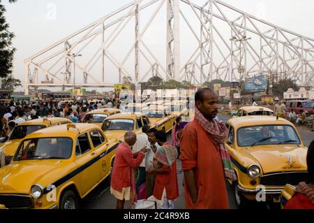 Facchini che aspettano alla coda dei taxi fuori dalla stazione ferroviaria di Haora per affari. Foto Stock