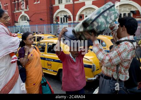 Coda di taxi fuori dalla stazione ferroviaria di Haora. Foto Stock