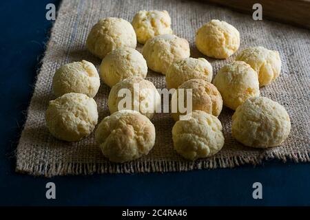 Uno spuntino tradizionale paraguaiano. Un impasto fatto di formaggio e manioca.cibo Paraguayan Foto Stock