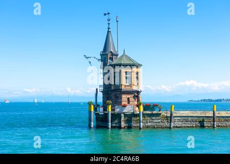 Faro sul vecchio molo nel porto di Costanza o Konstanz, Germania. Bella vista panoramica sul Lago di Costanza (Bodensee) in estate. Scenario d'annata l Foto Stock