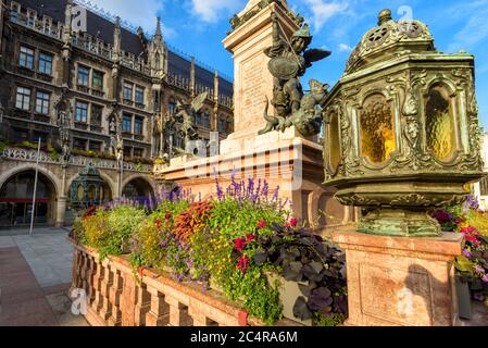 Marienplatz in estate, Monaco, Germania. E' un punto di riferimento di Monaco. Guardaroba di lusso con colonne Mariensaule. Bella vecchia architettura del Mu Foto Stock