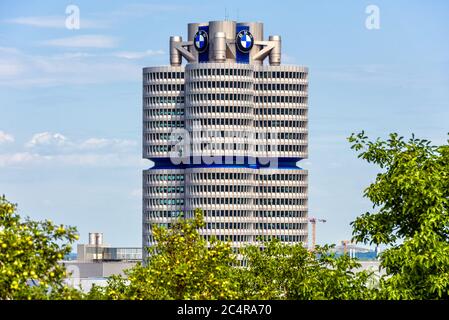 Monaco di Baviera - 2 agosto 2019: Sede mondiale BMW o edificio a quattro cilindri BMW a Monaco di Baviera. E' un punto di riferimento della citta'. Vista panoramica di m Foto Stock