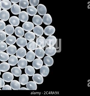 Primo piano immagine di granuli di polipropilene su sfondo nero. Foto Stock