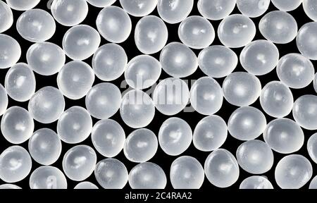 Primo piano immagine di granuli di polipropilene su sfondo nero. Foto Stock