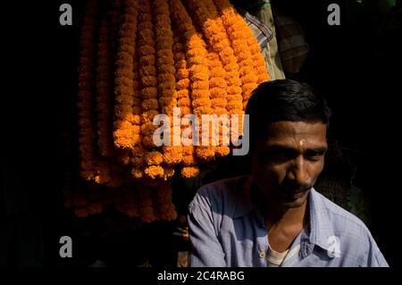 Mercato dei fiori sotto il ponte di Haora. Foto Stock