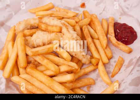 Pesce e patatine avvolti in carta Foto Stock