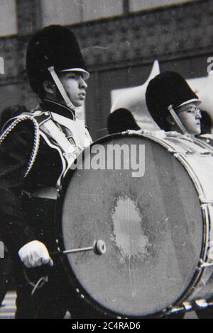 Bella fotografia in bianco e nero degli anni '70 di una band di scuola superiore in parata nel centro di Chicago, Illinois. Foto Stock