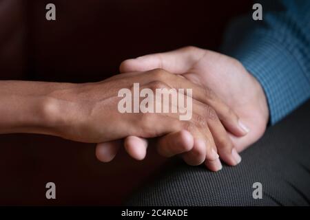 Primo piano vista l'uomo tiene la mano di amata donna Foto Stock