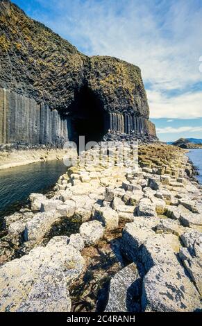 Colonne colonnari di basalto e scogliere su entrambi i lati della Grotta di Fingal, l'Isola di Staffa, Scozia, Regno Unito Foto Stock