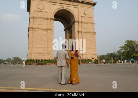 India Gate -- progettato dall'architetto Edwin Lutyens -- a Nuova Delhi è costruito come un memoriale ai 80,000 soldati indiani uccisi durante la prima guerra mondiale e la guerra afghana nel 1919. Oggi coppie, turisti e famiglie vengono al monumento per godersi la brezza serale. Foto Stock