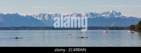 Ampio panorama del paesaggio bavarese superiore con il lago Starnberg e le alpi. Foto Stock