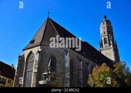 Guardando la Chiesa gotica di San Giorgio nella città medievale di Nördlingen in un giorno d'autunno soleggiato, Baviera, Germania, Europa Foto Stock