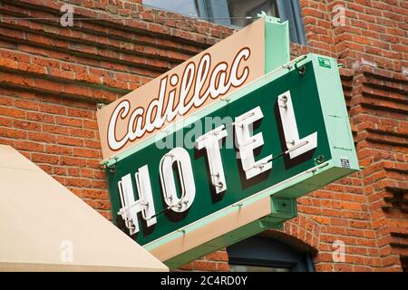 L'insegna dell'hotel Cadillac è nel Parco storico nazionale Klondike Gold Rush, Pioneer Square, Seattle, Washington state, USA Foto Stock