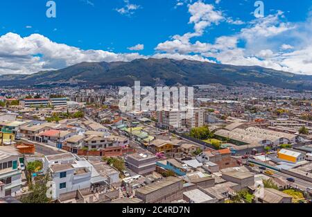 Skyline urbano aereo della città di Quito con il vulcano Pichincha, Ecuador. Foto Stock