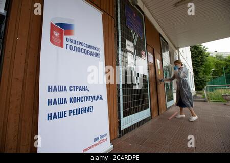 Mosca, Russia. 28 Giugno 2020. Il 28 giugno 2020, fuori da una stazione elettorale di Mosca, Russia, si trova un cartello che promuove il voto sugli emendamenti costituzionali. Il voto di tutti i russi sugli emendamenti costituzionali, rinviato dall'aprile 22 a causa dell'epidemia di COVID-19, è iniziato il 25 giugno. Inizialmente, le votazioni erano previste per un giorno solo il 1° luglio, ma i funzionari delle elezioni hanno aperto i sondaggi una settimana prima per evitare il sovraffollamento che poteva diffondere le infezioni da coronavirus. Credit: Alessandro Zemlianichenko Jr/Xinhua/Alamy Live News Foto Stock