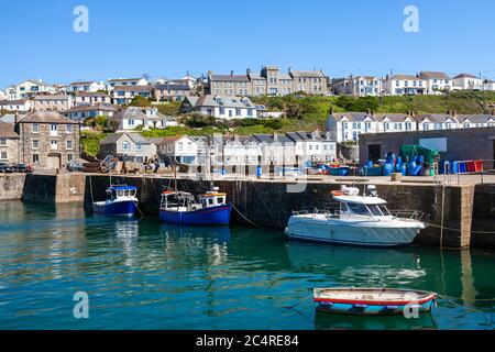 Bella giornata di sole a Porthleven Harbour Cornwall Inghilterra UK Europa Foto Stock