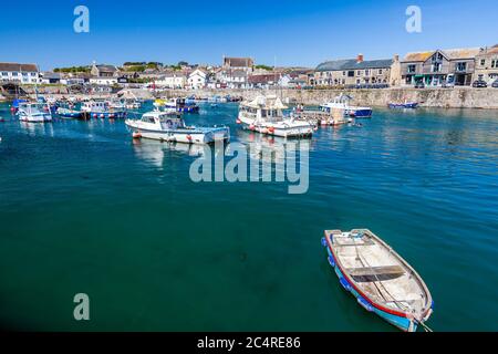 Bella giornata di sole a Porthleven Harbour Cornwall Inghilterra UK Europa Foto Stock