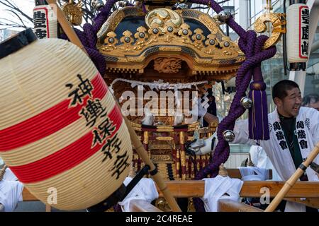 Preparativa per la celebrazione e la parata di Omotesando-dori per la Giornata Nazionale della Fondazione (Kenkokukinen-no-Hi). Foto Stock