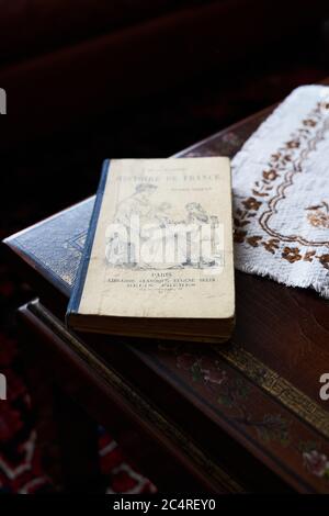 Libro di storia francese vintage Histoire de France, cours moyen, visto di sbieco su una scatola di legno scuro ornata e un panno di pizzo, Belin, Parigi Foto Stock