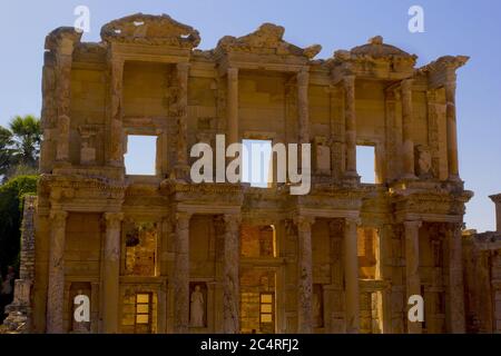 Rovine della città antica nella biblioteca di Efeso Foto Stock