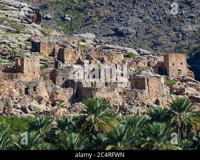 Wadi Ghul, un villaggio abbandonato, situato a nord-ovest di al Hamra, Sultanato dell'Oman. Foto Stock
