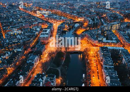 Skyline notturno della città di Amsterdam, vista aerea, Amsterdam, Paesi Bassi, foto del drone. Foto Stock