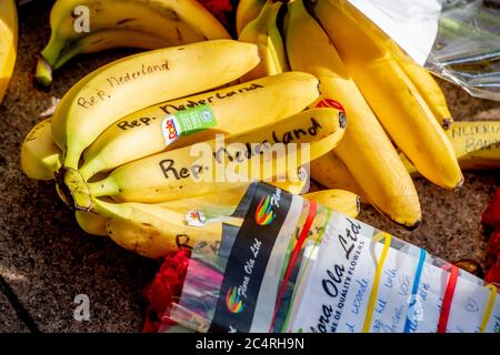 Banane con iscrizioni.la Corte ‘SAia è bloccata con le banane dopo un appello del gruppo d’azione «Tuggle for Freedom», che risponde al divieto di varie ‘manifestazioni di «Virus Madness» che il gruppo voleva tenere. I sostenitori ritengono che i Paesi Bassi siano diventati una repubblica delle banane con questa sentenza. Foto Stock