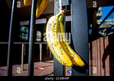 ‘Sedificio dell’Aia è bloccato di banane dopo un appello del gruppo d’azione «Tuggle for Freedom», che risponde al divieto di varie ‘manifestazioni di «Virus Madness» che il gruppo voleva tenere. I sostenitori ritengono che i Paesi Bassi siano diventati una repubblica delle banane con questa sentenza. Foto Stock