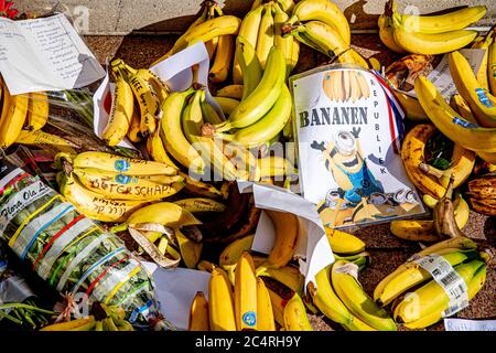 Banane con iscrizioni.la Corte ‘SAia è bloccata con le banane dopo un appello del gruppo d’azione «Tuggle for Freedom», che risponde al divieto di varie ‘manifestazioni di «Virus Madness» che il gruppo voleva tenere. I sostenitori ritengono che i Paesi Bassi siano diventati una repubblica delle banane con questa sentenza. Foto Stock